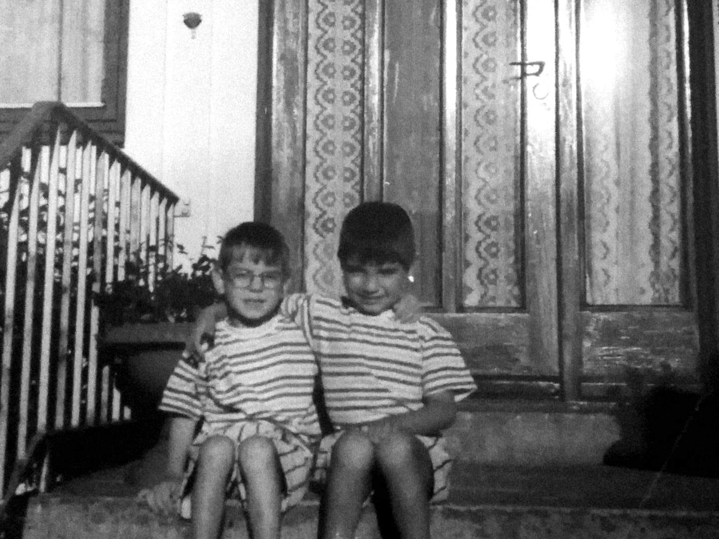 Daniel DeNiazi sammen med tvillingbroren David utenfor sitt hjem i Auklandshamn i Sveio. Foto: Privat